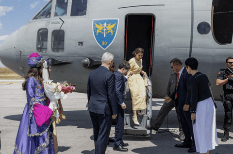 Toate privirile pe Prima Doamna!! Cum a apărut Mirabela Grădinaru la dineul oficial din Ankara. Toți au vorbit despre rochia galbenă, dar surpriza a venit câteva ore mai târziu