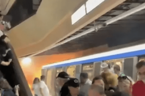 Incendiu la metrou în stația Universitate. Călătorii au forțat ușile ca să iasă din tren