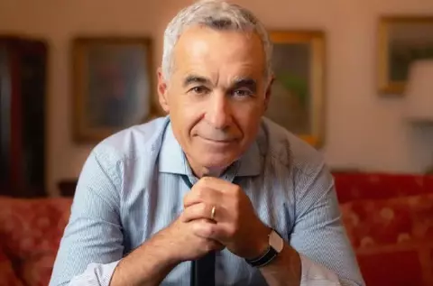 Cum arată casa părăsită a lui Călin Georgescu, aflată pe cel mai înalt deal din România. De ce a ajuns o ruină: „Nu veneau aici decât rar, nu prea intrau în vorbă cu cei de pe aici”