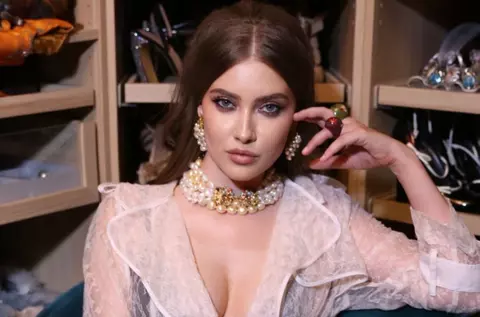 Cum arată vila de 1.2 milioane de euro în care s-a mutat Iulia Albu: "Este casa pe care mi-am dorit-o mereu. Are trei sobe de patrimoniu!"