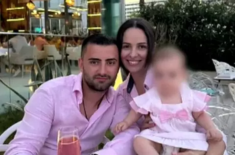 Sara, fetița de 2 ani care a murit la clinica stomatologică după o anestezie, a fost înmormântată: "Vei rămâne în inima mea pentru totdeauna". Mama ei nu a putut să o conducă pe ultimul drum