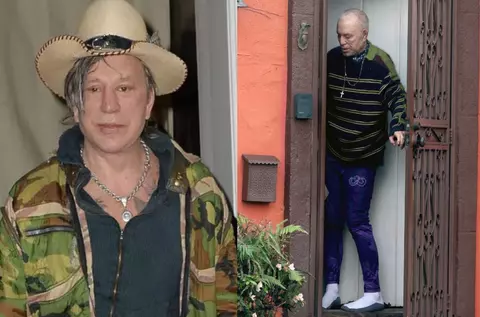 Mickey Rourke a ajuns de nerecunoscut. Actorul nominalizat la Oscar a fost surprins în fața casei lui, ras în cap și cu un look total schimbat