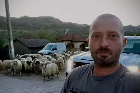 Cum arată casa de la țară a lui Cheloo. Liderul trupei Paraziții are o moșie de 6.000 mp la Breaza