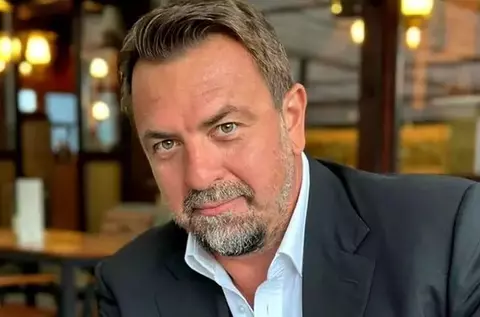 Cum arată casa părintească a lui Horia Brenciu din Brașov. Locuința a devenit astăzi muzeu. Ce scrie la intrare: ”Călătorule, aici se află centrul României!”