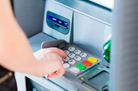 Banca din România care îți permite să depui bani la bancomat pe orice card, indiferent la ce bancă ai contul