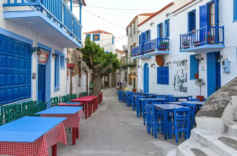Insula superbă din Grecia unde turiștii nu se îngrămădesc și prețurile sunt mici: are doar două orașe și peisaje de vis