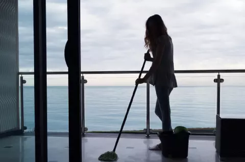 Amendă de 750 de euro dacă-ți uiți mopul pe balcon: 7 reguli ciudate care te lasă fără bani în buzunar dacă ești turist în această țară