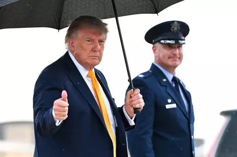 Donald Trump a coborât șaten din Air Force One și toată lumea se întreabă ce s-a întâmplat cu părul lui natural