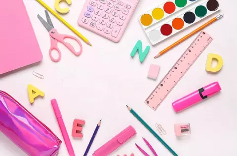 500 de lei pentru rechizite în anul școlar 2026-2027. Cine primește banii și când se alimentează cardurile educaționale