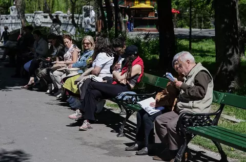 Bani de la Primărie pentru românii care își îngrijesc părinți sau bunici