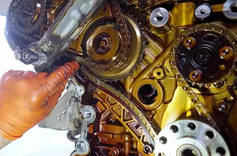 Mecanicii români au desfăcut motorul de 380 CP al unui VW Touareg hibrid și au încremenit: problemele care l-ar fi distrus total