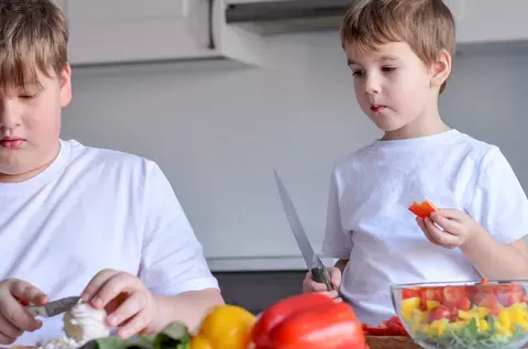 Copiii cu exces de greutate i-au depășit pe cei subnutriți. Medicii dau consultații gratuite pe plajele din România, unde 1 din 4 copii este supraponderal