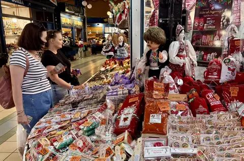 Spectacol culinar total la doi pași de România. Cât costă o porție de gulaș și ce-am descoperit într-o piață unicat
