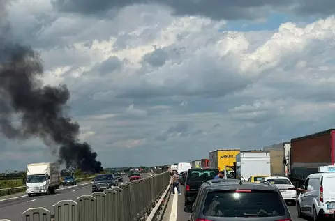 Un camion a intrat pe contrasens și a luat foc, pe A3 București-Ploiești. Trafic blocat și un nor imens de fum