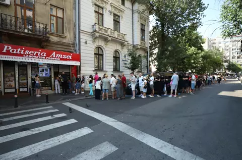 Patiseria Amzei a lui nea Mihai a fost luată cu asalt de clienți după scandalul videoului postat de „Mița Biciclista”. S-a stat la coadă mai mult de o oră pentru o merdenea: „Zici că le dă gratis”