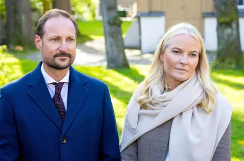 Cine este Mette-Marit, noua regină a Norvegiei. De la mamă singură și femeie obișnuită la regină, povestea unei „Cenușărese” controversate