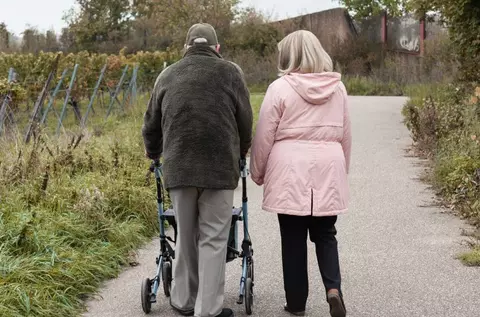 O femeie a primit 40.000 de euro moștenire de la bătrânul pe care l-a îngrijit, dar viața ei s-a transformat într-un iad