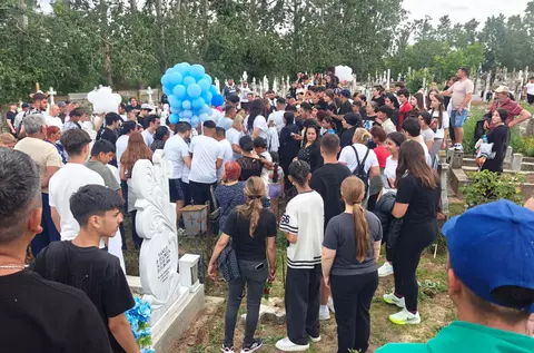 Mama copilului erou din Chitila nu a venit la înmormântare. Nici fata salvată de la înec, nici aparținătorii celor transplantați. Nici vreun reprezentant al statului
