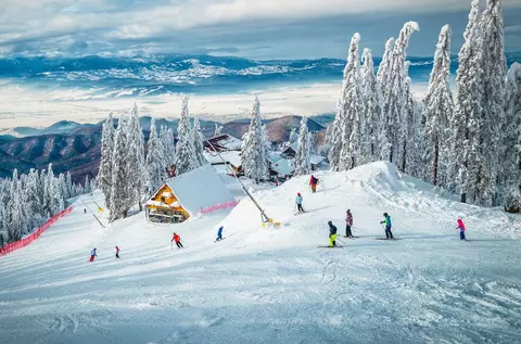 Românii au 4 zile libere la finalul lunii viitoare. Cât costă un sejur în stațiunile din țară în minivacanța de Sf. Andrei și 1 Decembrie