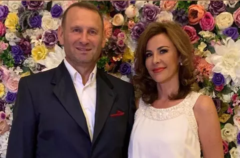 Cum au apărut Adina Alberts și Viorel Cataramă la petrecerea de Anul Nou. Soția omului de afaceri a îmbrăcat o rochie strălucitoare