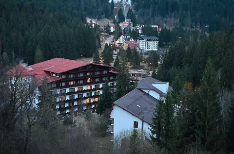 Fără zăpadă, fără turiști. Hotelurile de la munte, aproape goale înainte de Crăciun