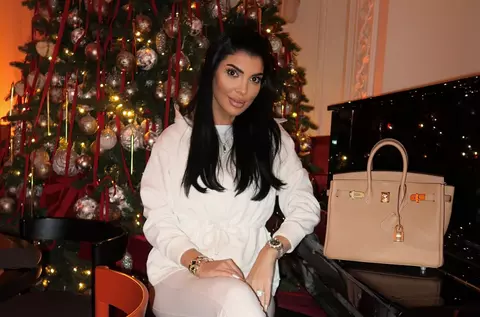 Cum arată casa Andreei Tonciu, amenajată de Crăciun. În aceeași cameră a împodobit mai mulți brazi, iar culoarea predominantă e burgundy