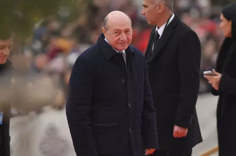 Imaginea cu Traian Băsescu îmbrățișat de nepoți de ziua lui de naștere. A împlinit 74 de ani și a sărbătorit în familie