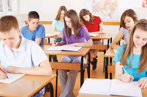 Se schimbă totul. Când primesc elevii bursele școlare în mai și ce sumă le intră în conturi . Anunțul Ministerului Educației