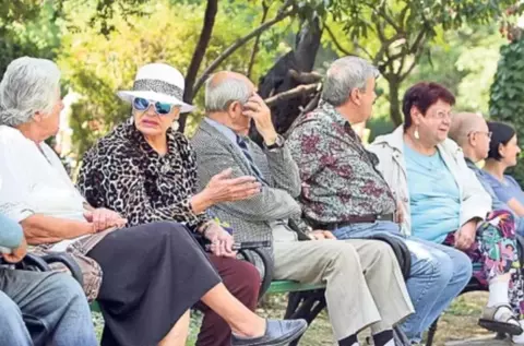Lista completă a pensionarilor care primesc majorări. Cine încasează bani în plus și cum se aplică noile reguli