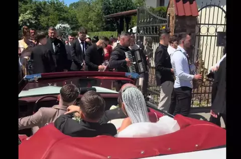 Nunta mare în showbiz.  Cantareata iubita de romani se casatoreste ACUM. Primele imagini CU ROCHIA IMPRESIONANTA