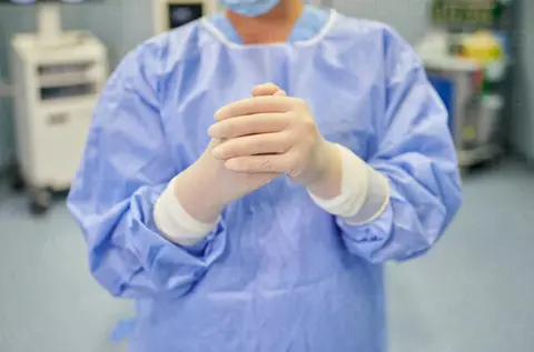 Cine era, de fapt, medicul care s-ar fi aruncat de la etaj la Spitalul Universitar din București