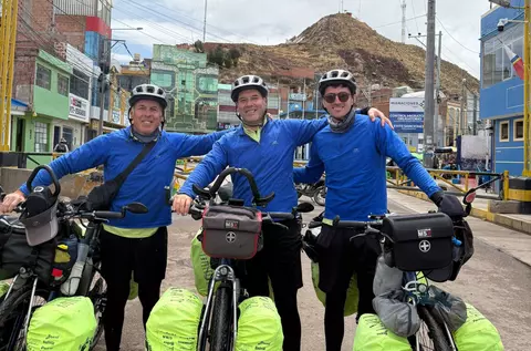 Incredibila aventură a celor trei fani care au mers pe bicicletă 16.000 de kilometri pentru a ajunge la Cupa Mondială. Pe cine vor să întâlnească