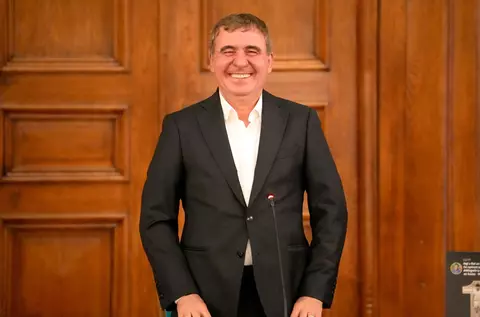 Se construiește, în sfârșit, „bijuteria arhitecturală” care-l va face foarte fericit pe Gică Hagi. Suma investită e uriașă, se dau 100.000.000 de euro