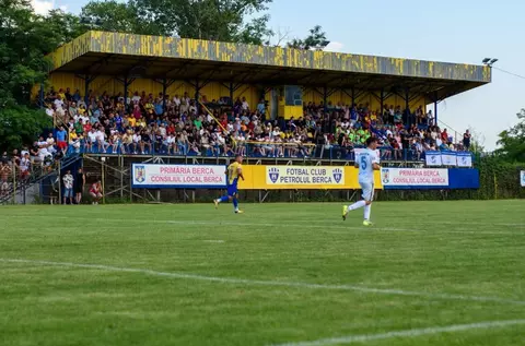Comuna din România cu teren de fotbal ca-n Premier League. Gazon perfect și mii de oameni la meci
