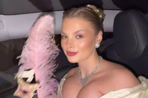 Între două „finale” pentru play-off, Bîrligea a dus-o pe Antonia la bal mascat