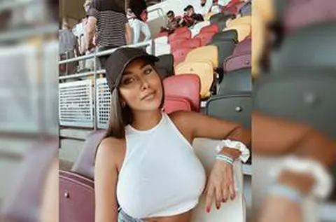 Sosia lui Kim Kardashian vine la marele meci și le va face galerie roș-albilor
