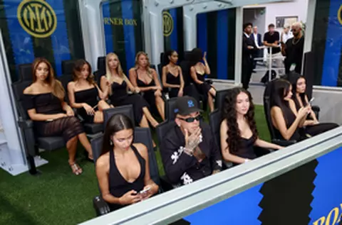 Apariție inedită la meciul lui Cristi Chivu: 10 femei l-au însoțit pe celebrul rapper