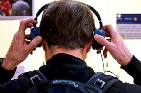 Studiu înfiorător: TOATE căștile audio „pot cauza cancer, probleme de dezvoltare neurologică și feminizarea bărbaților”