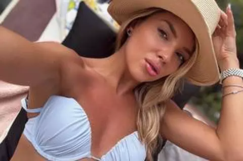 Bernadette Szocs s-a relaxat la piscină: „Sărutată de soare”