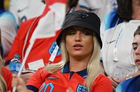 Neașteptat! Iubita starului din Premier League vinde tricouri la mâna a doua