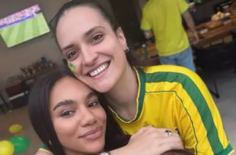 Elizabeth Omoregie și iubita Gabi Moreschi s-au îmbrăcat în tricoul naționalei favorite de la Mondial