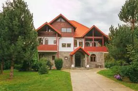 Cornel Dinu își vinde conacul din Sinaia! Cere o mică avere pentru vila cu 6 camere și 7 băi