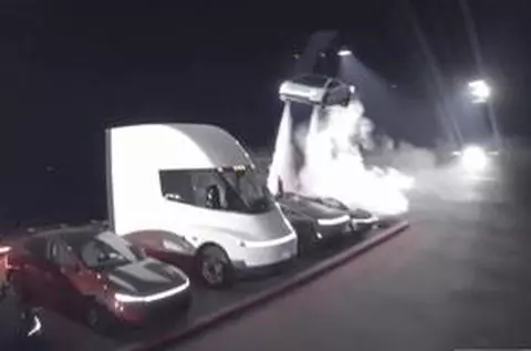 Tesla a prezentat prima mașină zburătoare din lume