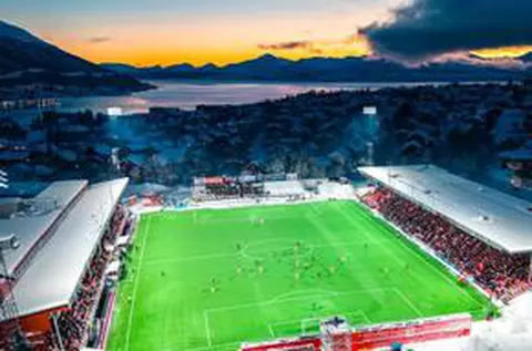 CFR Cluj joacă diseară pe unul dintre cele mai spectaculoase stadioane din lume » Imagini fabuloase cu aurora boreală