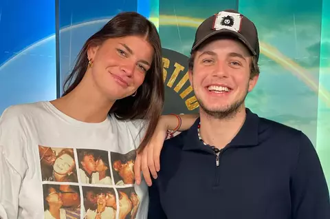 Laura Giurcanu confirmă că a avut o idilă cu Aris Eram. Ea și Andreea Esca glumesc pe seama subiectului: „Ne-a făcut o fotografie. E foarte amuzant”