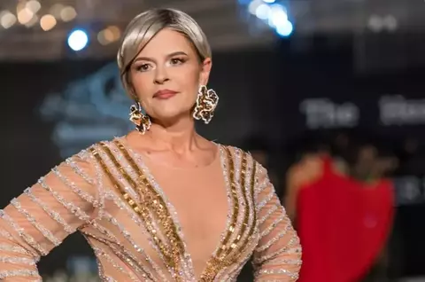 Sanda Ladoși, apariție spectaculoasă pe podium: "Am zile în care nu consum nimic. Beau doar apă". A îmbrăcat o rochie mulată, care i-a pus silueta în evidență și toată lumea a lăudat-o / EXCLUSIV