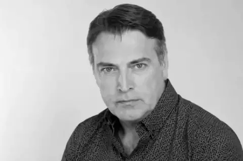 Primele imagini de la priveghiul actorului Ioan Isaiu. Sicriul a fost depus la Teatrul Național Cluj-Napoca și sute de oameni au venit să-și ia adio