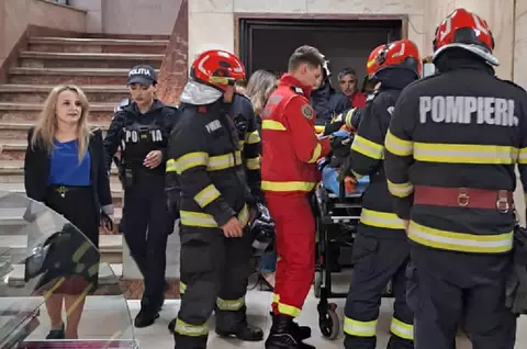 Lift prăbușit în Palatul CFR, la sediul Ministerului Transporturilor. Șase oameni se aflau în lift, iar trei au ajuns la spital / Anunțul făcut de Raed Arafat