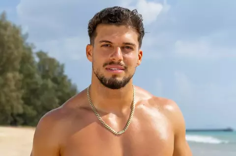 Cine este ispita Alberto Grecu de la Insula Iubirii 2026. Are 26 de ani, este creator de conținut și are milioane de aprecieri pe rețelele sociale