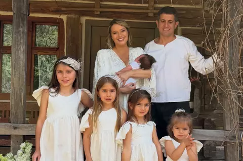 Laura Cosoi și Cosmin Curticăpean nu uită de romantism, chiar dacă au cinci fiice și multe responsabilități: „Mă emoționează grija lui. Sunt văzută ca femeie, cu nevoile mele!” / EXCLUSIV